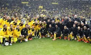 多特蒙德训练开放日；清晨手感冰凉引欢呼；亚冠在即；纪律约束更严格